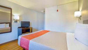 Double Room - Disability Access - Roll In Shower room in Motel 6-Santa Rosa NM