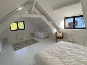 Gîte de Charme à Senlisse: Confort Haut de Gamme, Parc Arboré, Cheminée, Wifi Gratuit, Proche Châteaux - FR-1-527-9