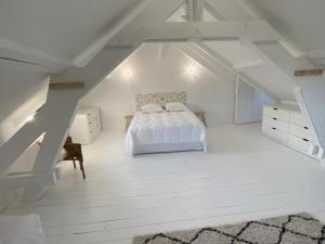 Gîte de Charme à Senlisse: Confort Haut de Gamme, Parc Arboré, Cheminée, Wifi Gratuit, Proche Châteaux - FR-1-527-9