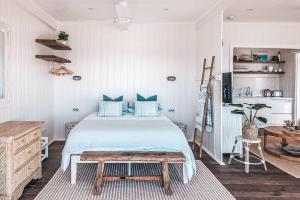 BAY PROPERTIES . Beach House Studio