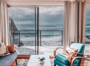 BAY PROPERTIES . Pacific Lodge