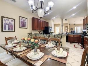Fantastic 7 Bed 6 Bath in Prestigious Gated Comm, villa
