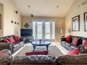 Fantastic 7 Bed 6 Bath in Prestigious Gated Comm, villa