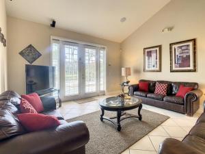 Fantastic 7 Bed 6 Bath in Prestigious Gated Comm, villa