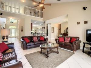 Fantastic 7 Bed 6 Bath in Prestigious Gated Comm, villa
