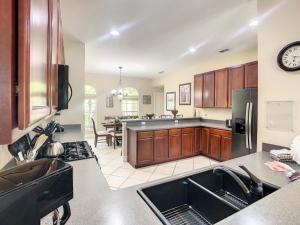 Fantastic 7 Bed 6 Bath in Prestigious Gated Comm, villa