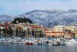 Cheerful Room, Sharing kitchen in a Cosy Family Art House, Ideal for one person or couple