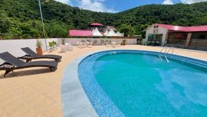 Shalom Farmhouse by the hillside