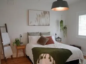 Country Orange Cottage - Mullion Creek