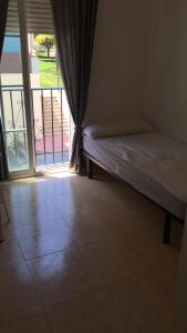 •{ HABITACIÓN EN COIN A 30KM DE LA PLAYA ]•