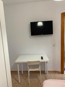 •{ HABITACIÓN EN COIN A 30KM DE LA PLAYA ]•