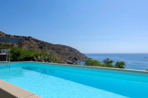 Luxury villa by the beach by Andros Villas Collection
