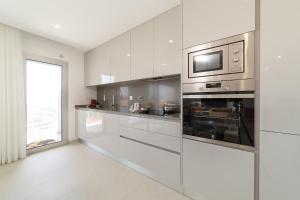 Nazaré Views X - By SCH