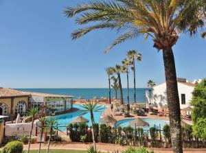 2 bedroom top floor apartament with open sea views CS197