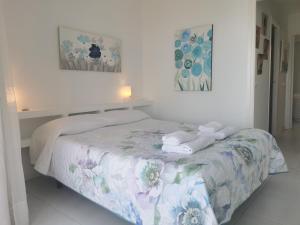 Dona Lola Sandra - Frontline beach house with full sea views within a short drive to Marbella - Costa del sol CS108