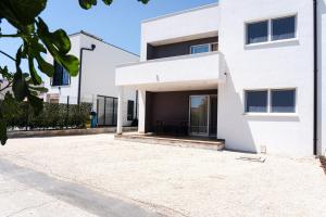 Station 22 - Brand new apartment with a terrace and private parking