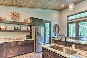 Ellijay Cabin Escape Hot Tub and Fire Pit!