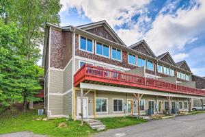 Getaway Chalet in Mars Hill with Hot Tub and Views!