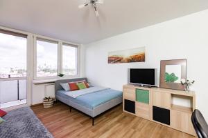 SuperApart Saska 48a, Sleek 6th-Floor Studio with Balcony & Elevator Access