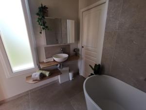 B&B / Chambres d'hotes Chambre privee luxueuse Villa Monte 0ropa : Chambre Double - Vue sur Jardin