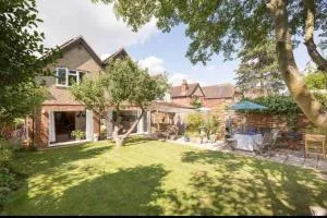 6 bedrooms beautiful home 3 bathrooms, quiet location with garden near Legoland Windsor Heathrow - Taplow