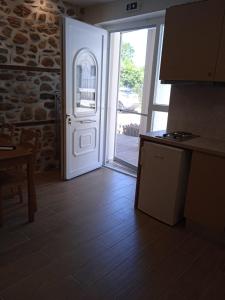 Marinas Apartments - White & Stone Apartment