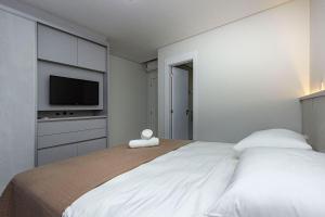 Adra 101 - Apartamento no centro de Bombinhas - Rooftop com piscina e academia - À poucos metros da praia.