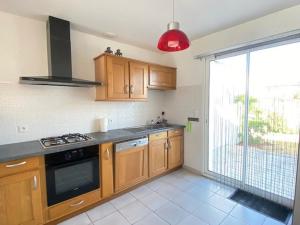 Maison rénovée, jardin clos, à 300m de la mer - 6 couchages, WiFi, animaux admis - FR-1-231-205