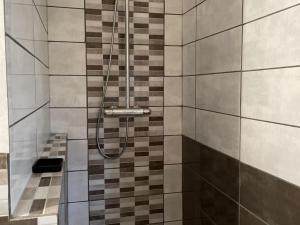 Maisons de vacances Gite Saint-Remy-en-Rollat, 5 pieces, 6 personnes - FR-1-489-370 : photos des chambres