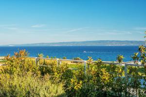 Sea view with garden apartment Joshua