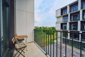 Mezzanine Studio Apartments Zarembowicza Wrocław Airport by Renters