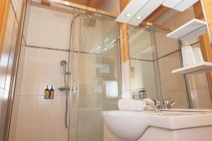 Hotels Le Loup Blanc : photos des chambres