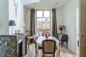 Appartements Suites Mana - Suite Bleu Pacifique - Place Ducale avec Parking prive inclus : photos des chambres