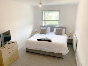 Travaal - 2 Bed Serviced Apartment Farnborough