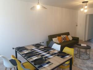 Appartements LE DUPLEX ESTHER WIFI PARKING GRATUIT TOUTE LA RUE Pour 5 PERSONNES : photos des chambres