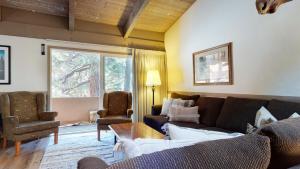 Mammoth Estates Condo - Near Village at Mammoth & Pet Friendly