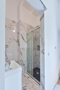 Villas THE WHITE HOUSE BEAUSOLEIL- Monaco Border Waterfall & View of Sea and Monaco : photos des chambres
