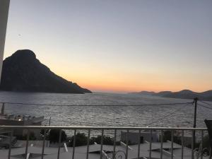 1 Bed Apt - Sleeps 2 - Free Parking - Sea View