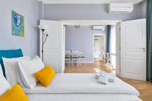 - The Blue Apartment - 1BD with Artistic Interior Design by Flat Mаnager
