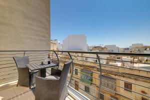 Luxury Apartment with Balcony, Central Area