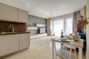 Luxury Apartment with Balcony, Central Area