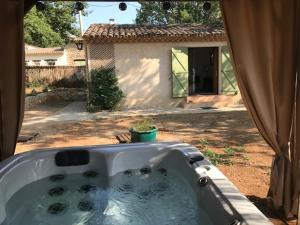 Villas Petit mas provencal meuble de tourisme 3 etoiles - 3 pers 1 piece 30 m2 tout confort lisiere foret jardin Jacuzzi Piscine : photos des chambres