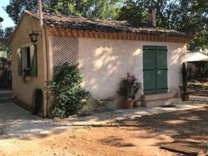 Villas Petit mas provencal meuble de tourisme 3 etoiles - 3 pers 1 piece 30 m2 tout confort lisiere foret jardin Jacuzzi Piscine : photos des chambres