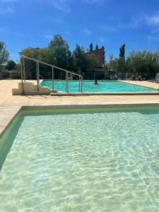 Maisons de vacances Maison de 2 chambres avec vue sur le lac piscine partagee et jardin clos a Saint Saturnin les Avignon : photos des chambres