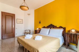 Colombina House close to the Train Station