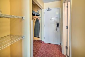 Cozy Myrtle Beach Studio Retreat Steps to Shore!