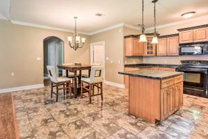 Gorgeous Home with Fireplace, Near St Louis Bay