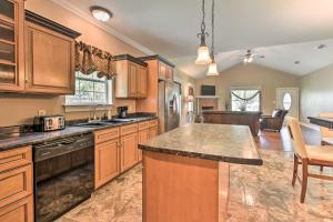 Gorgeous Home with Fireplace, Near St Louis Bay