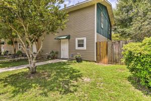 Charming Townhome with Patio about half Mi to Bayou!