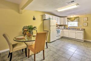 Charming Townhome with Patio about half Mi to Bayou!